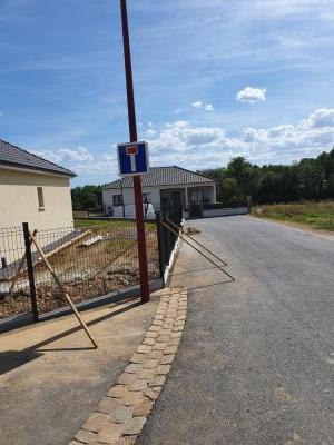 POSE D'UNE CLOTURE RIGIDE AVEC PLAQUE BÉTON